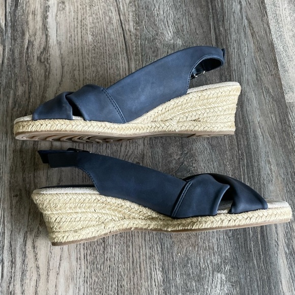 Easy Street Navy and Tan Low Wedge, size 7 - Picture 4 of 8